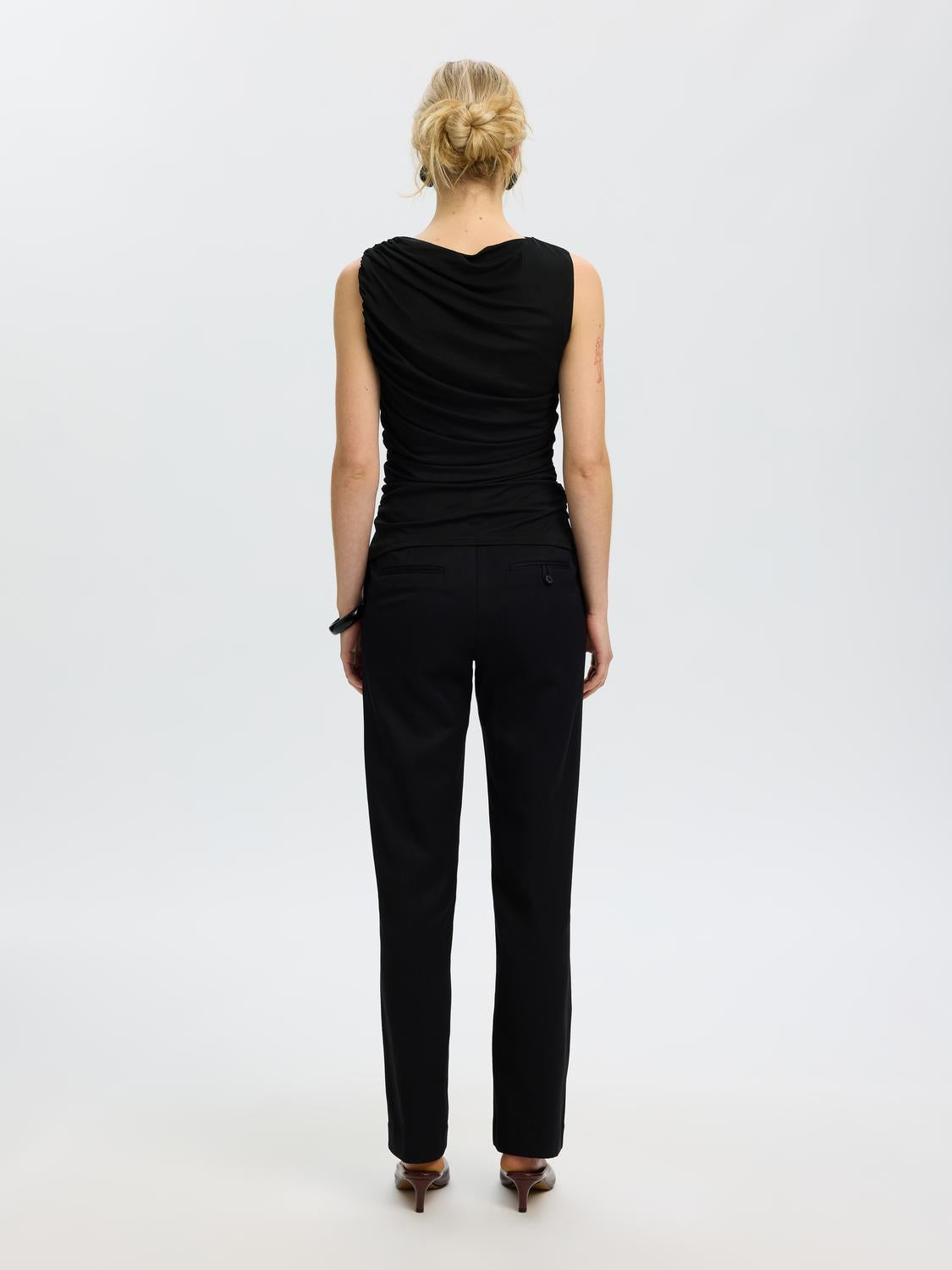 model_shot-back